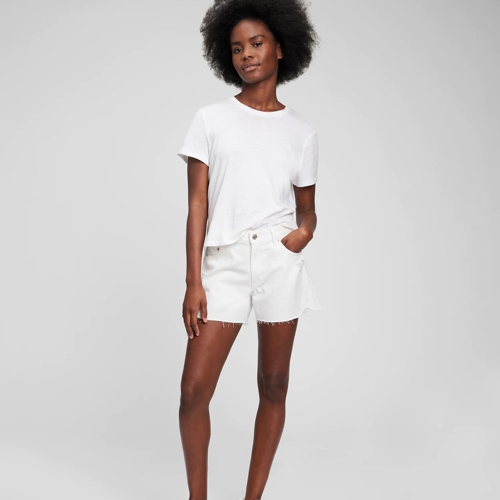 NWT Gap white denim jean shorts size 2/26. Distressed raw hemline.